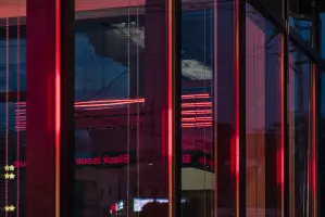 레드 네온이 빛나는 블랙 무드 카페 외관 디자인